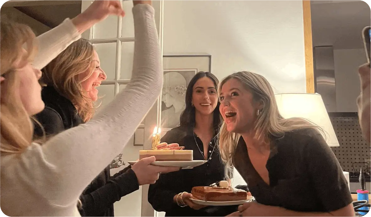 Un gruppo di donne canta tanti auguri di buon compleanno alla loro amica.